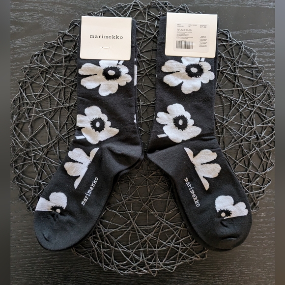 NWT 2 pairs of Marimekko flower socks, size us 6.5-8 - Picture 2 of 4